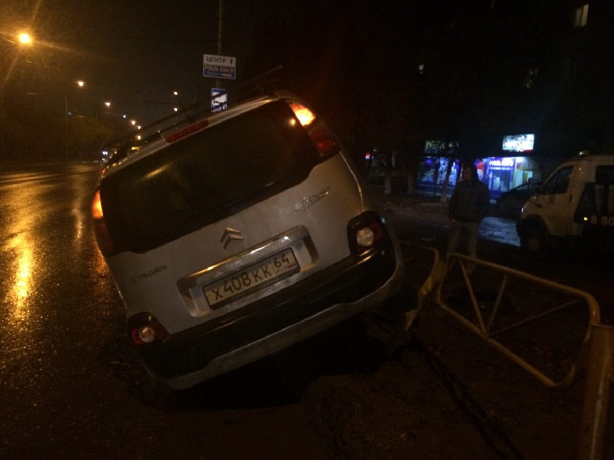 В Саратове иномарка после ДТП повисла на заборе