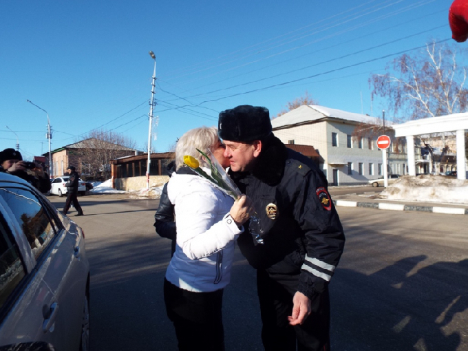 Саратовские полицейские дарили автомобилисткам цветы