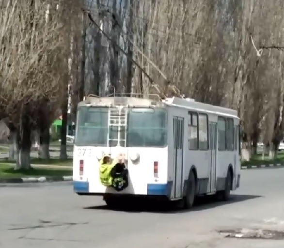 Жители заметили на лестнице троллейбуса зацеперов
