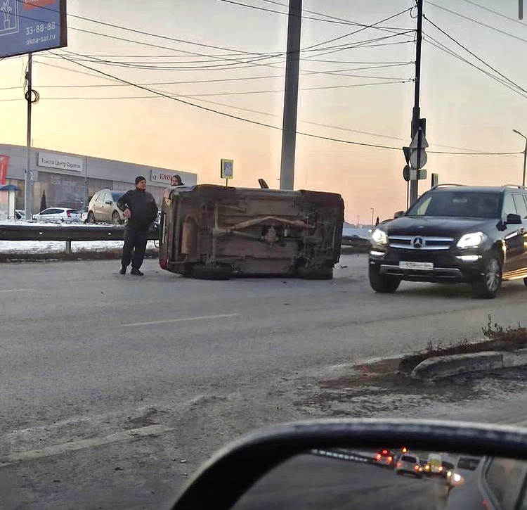 В Саратове после аварии с иномаркой перевернулась «Нива»