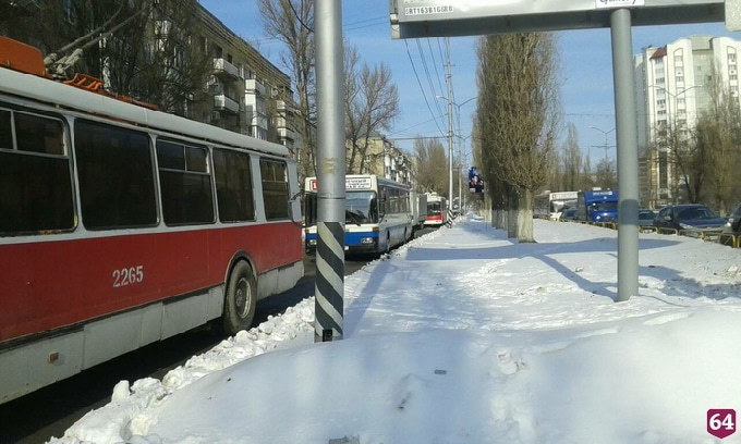 Автобус врезался в иномарку из-за наледи на остановке