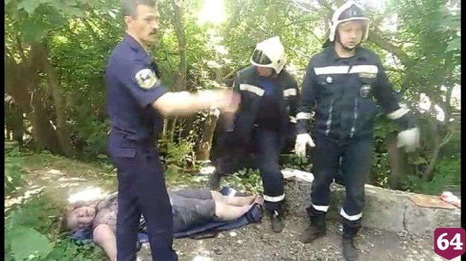 Пьяная женщина застряла головой в заборе 