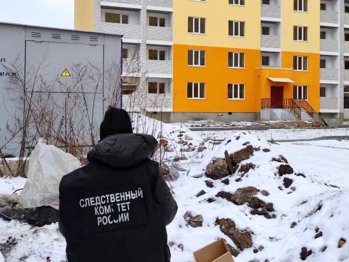 В Саратове рабочего на стройке насмерть придавило лесами 