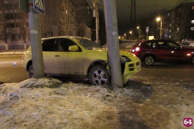 В Саратове Porsche протаранил столб у перекрестка