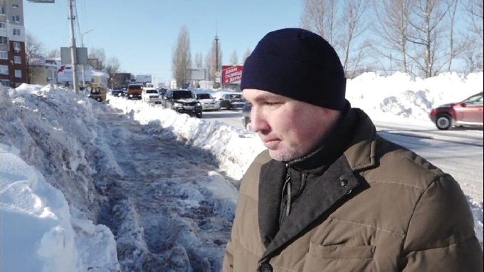 Сотрудники компании самостоятельно убирают территорию и проход к остановкам