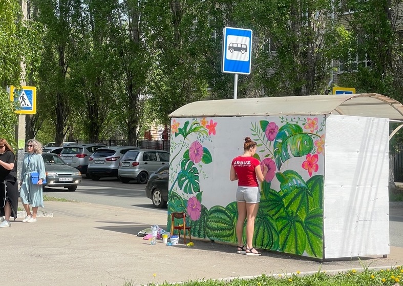 Жители оценили украшенную граффити остановку
