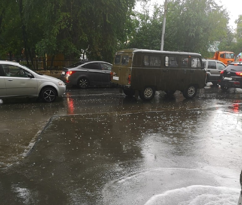 В Саратове посетителей ТЦ эвакуировали под ливень