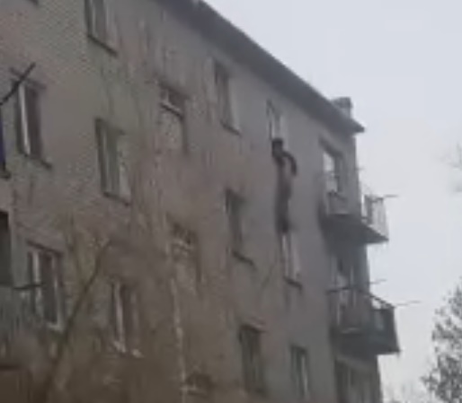 Саратовский таксист спас повисшего на окне 5-го этажа мужчину