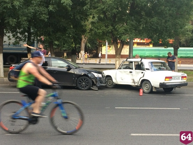 В Саратове пенсионер спровоцировал ДТП с Chevrolet