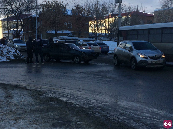 Авария спровоцировала пробку в центре Саратова