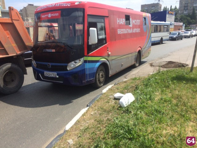 Выезд из Саратова заблокирован из-за ДТП с самосвалом и автобусом