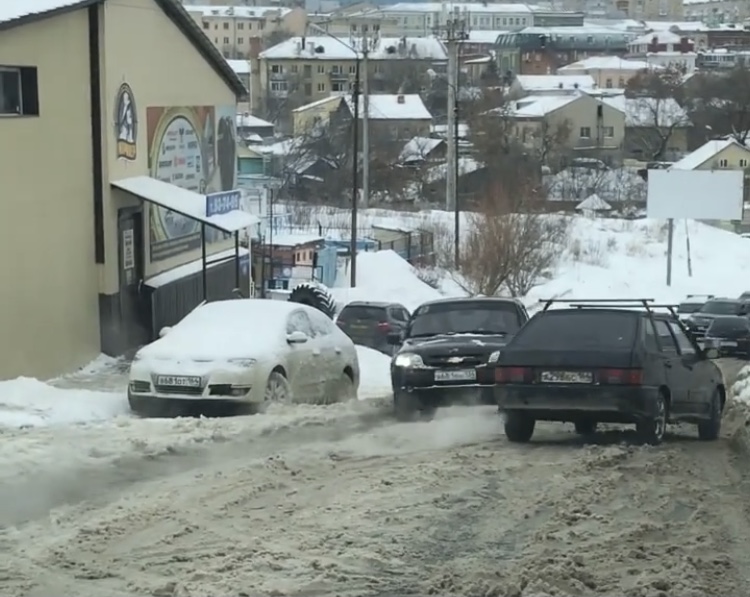 «Штаны» в Саратове стали опасным местом для автомобилистов