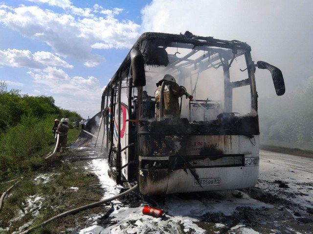 Под Саратовом дотла сгорел автобус