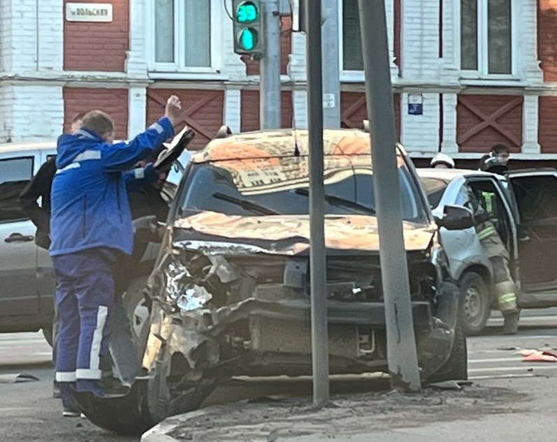 В центре Саратова автомобиль врезался в столб