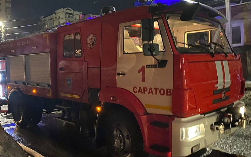 Ночью у кладбища в Саратове произошел крупный пожар