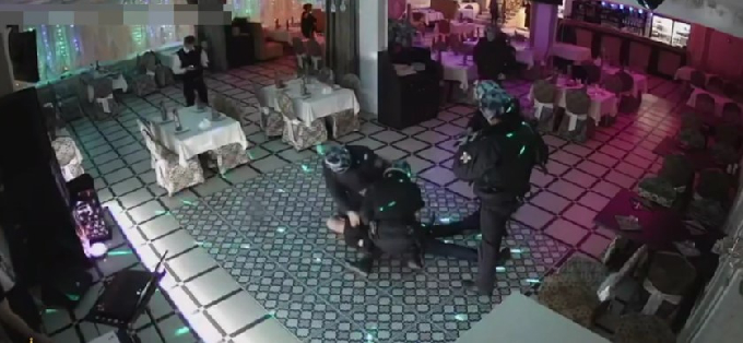 Саратовец размахивал пистолетом в ресторане Москвы