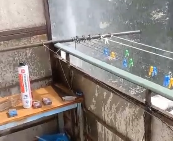 Коммунальный фонтан заливает балконы девятиэтажки