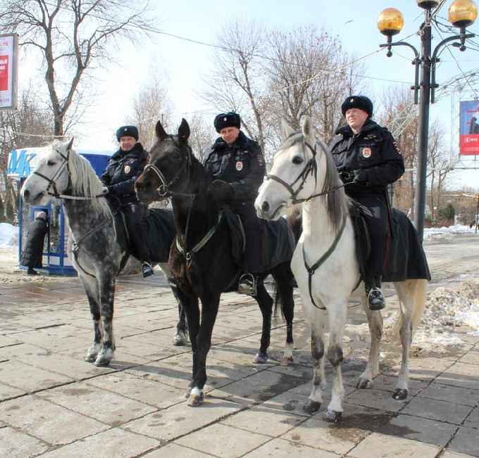 В центре Саратова кавалеристы устроили акцию с цветами