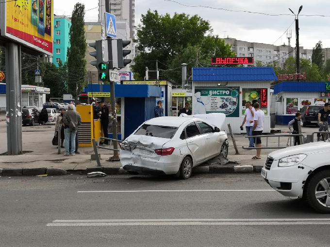 На 1-й Дачной «Веста» вылетела на тротуар