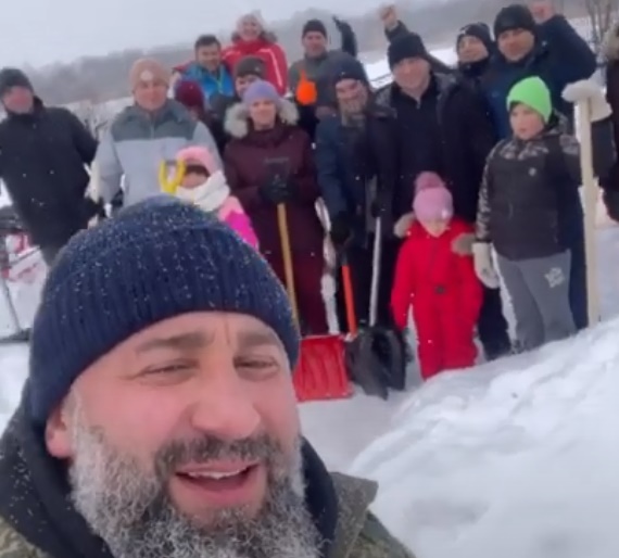 Саратовского силача удивила поддержка жителей в уборке снега
