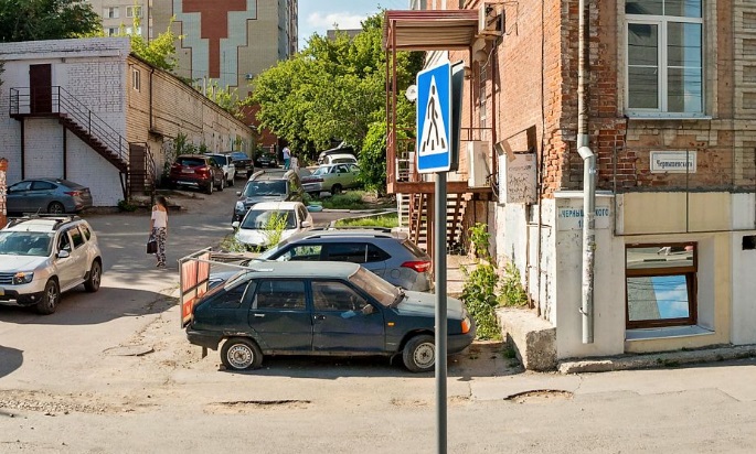 В Саратове сгорел автомобиль с рекламой мойки