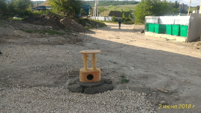 В Саратове опасный люк закрыли домиком для кошек