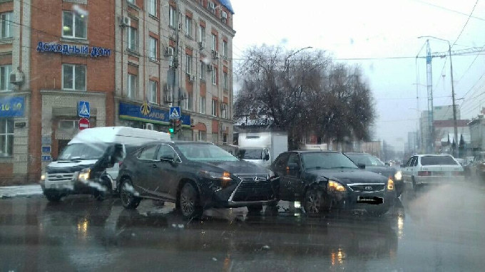 В центре Саратова лихач на «Лексусе» устроил ДТП с пострадавшей