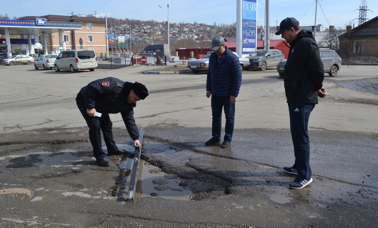 Полицейские измерили ямы на дорогах Саратова 