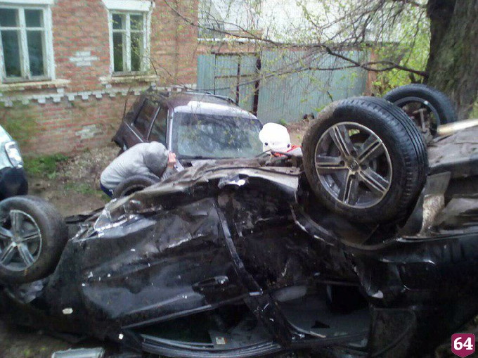 Во время массового ДТП иномарка опрокинулась на крышу