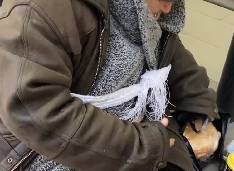 В Саратове пенсионерка 2 недели живет на улице из-за конфликта с соседями