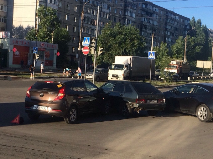 В Солнечном поселке дорогу не поделили водители 2 легковушек 