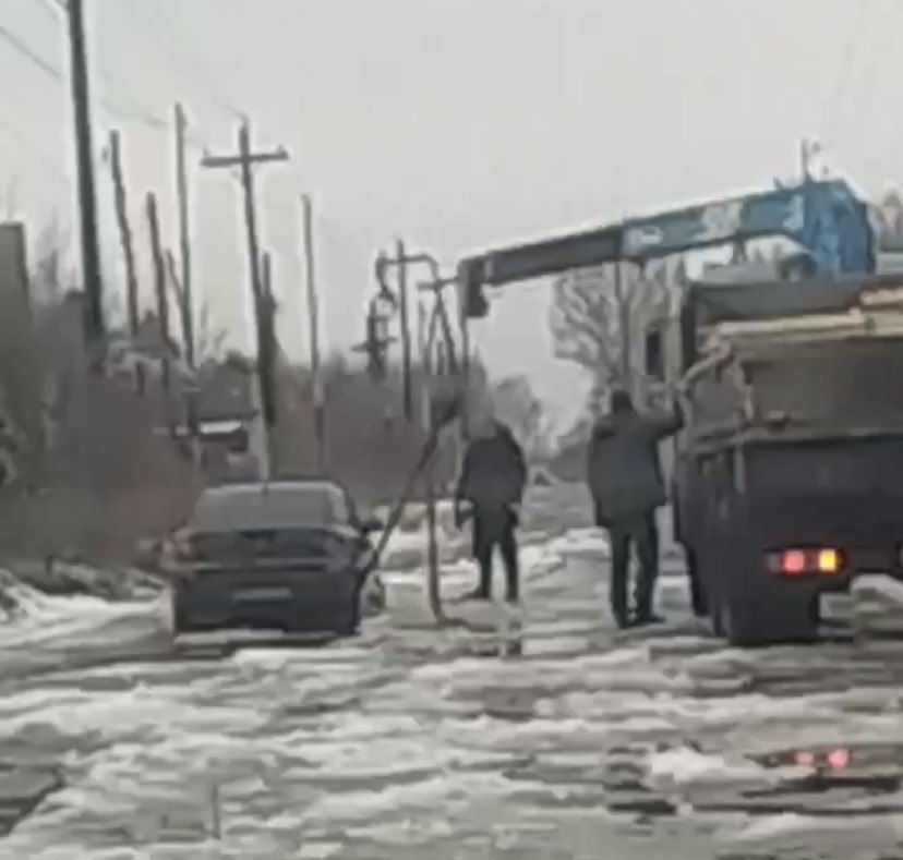 Под Саратовом автомобиль манипулятором вытаскивали из снежной каши