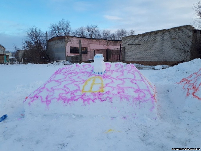 В Саратовской области появился снежный городок с крепостью