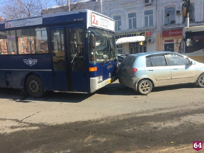 В центре Саратова автобус с пассажирами врезался в иномарку 