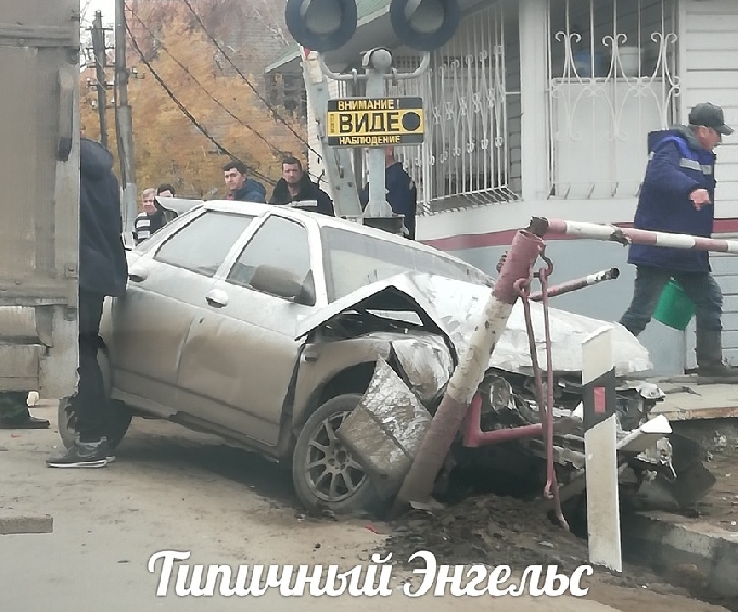 На переезде в Энгельсе произошло массовое ДТП с пострадавшими