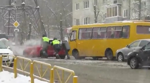 В Саратове полицейские толкали застрявшие в наледи автомобили 