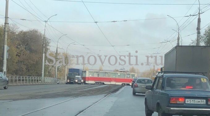 В Саратове трамвай сошел с рельсов и встал поперек дороги