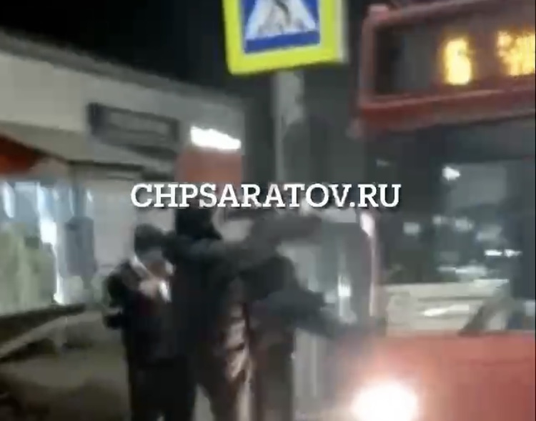 Саратовец после нападения на водителя автобуса избил полицейского