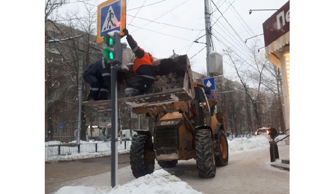 Саратовцев удивили сидящие в ковше снегоуборочной машины рабочие  