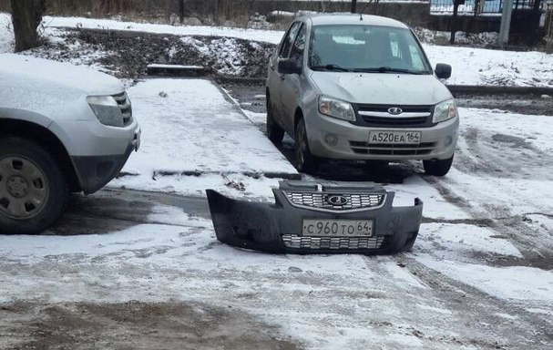 Автомобиль остался без бампера, уйдя колесами в землю