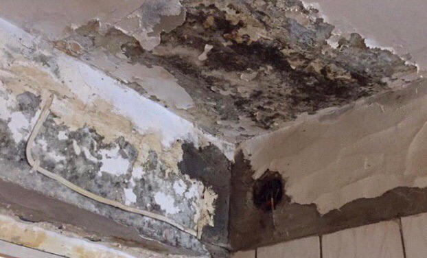 После снегопада в квартирах жителей многоэтажки начался «дождь»
