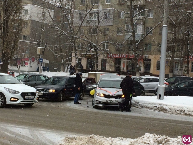 На проспекте Строителей произошло ДТП с машиной из свадебного кортежа