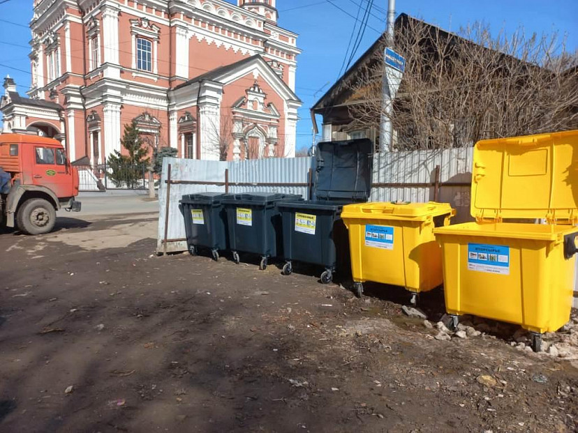 В Саратовской области с мусорных контейнеров пропадают крышки