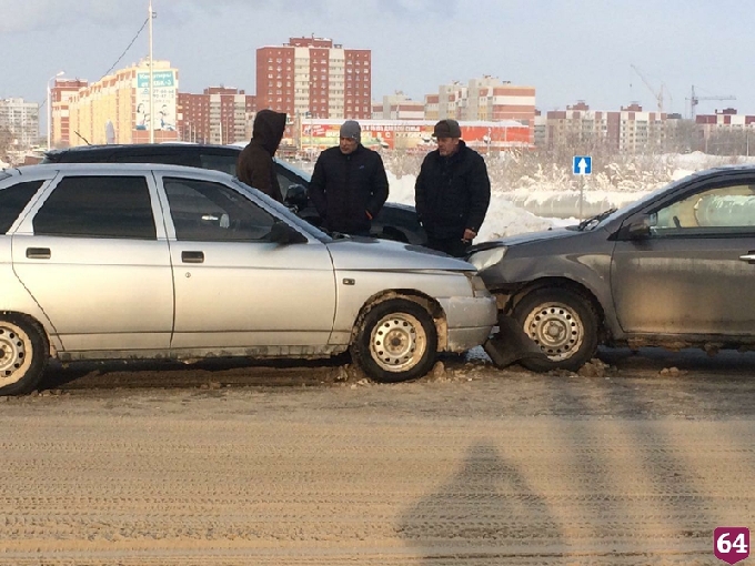 В Солнечном лоб в лоб столкнулись легковушки 