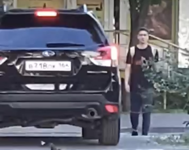 Автохама оштрафовали за проезд по тротуару в центре Саратова