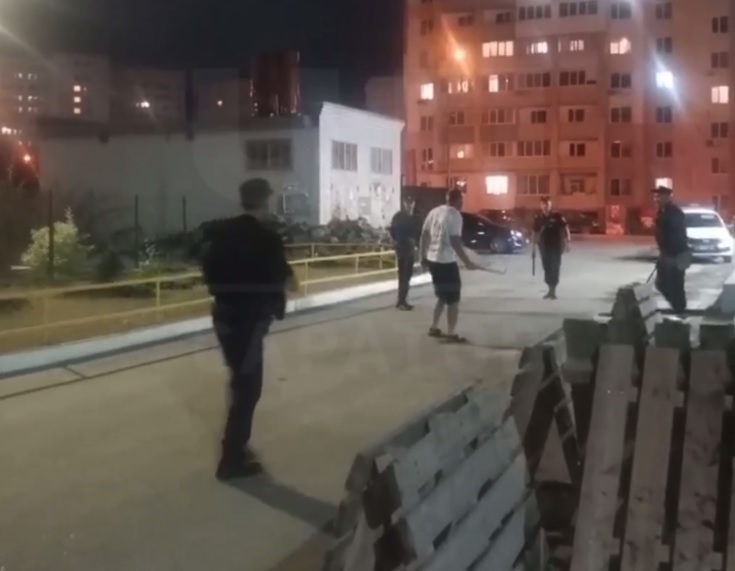 Саратовец из-за бахил напал с трубой на полицейских и получил условный срок