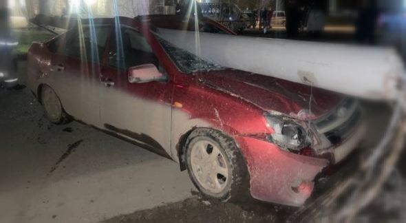 В Энгельсе сбитый водителем столб рухнул на автомобиль