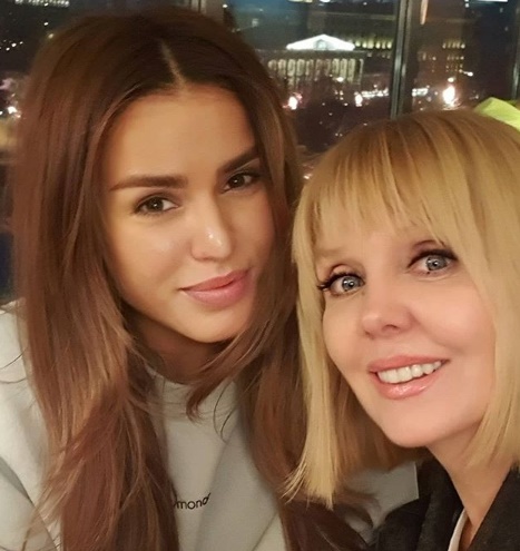 Благодаря поклонникам у саратовской певицы появилась еще одна дочь
