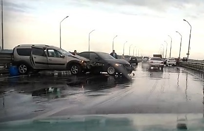 На мосту через Волгу произошла массовая авария 