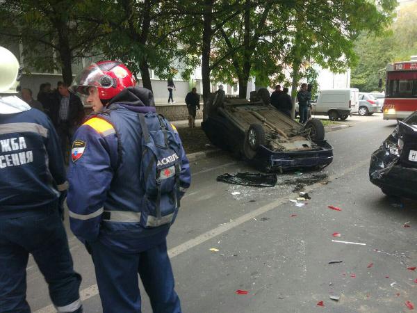 «Лада» снесла 3 автомобиля и перевернулась на крышу
